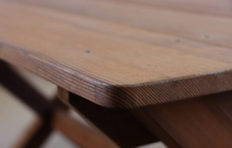 close detail of picnic table top thickness and wood grain